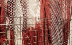 Con hilo, alambre y pelo humano, el pasado y el presente del arte textil dialogan en una muestra | Marina Sepúlveda: Télam